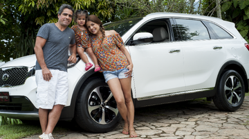Na Ilha, Nivea, Marcus e a filha deles, Bruna, com o KIA Sorento - ROGERIO PALLATTA