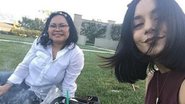 Vanessa Hudgens e a mãe, Gina, fazem selfie em cemitério - Instagram/Reprodução