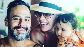 Carolina Ferraz posa sorridente com o marido e a filha caçula - Instagram/Reprodução