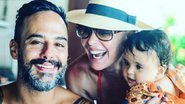 Carolina Ferraz posa sorridente com o marido e a filha caçula - Instagram/Reprodução