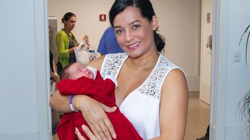 Mônica Carvalho deixa a maternidade com Valentina - Manuela Scarpa / Brazil News