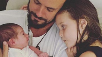 Paulo Vilhena com os filhos de Fe Rodrigues e Raoni Carneiro - Reprodução Instagram