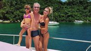 De sunga, Roberto Justus posa com Ana Paula Siebert e Rafinha em barco - Reprodução/ Instagram