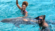 Em Curaçao, Saulo Bernard e Sheron Menezzes nadam ao lado de golfinhos - Marcos Salles