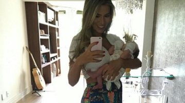 Adriana Sant'Anna posa com o filho no colo - Instagram/Reprodução