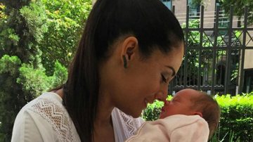 Mônica Carvalho posa com a pequena Valentina - Reprodução/Instagram