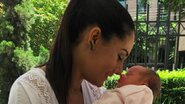 Mônica Carvalho posa com a pequena Valentina - Reprodução/Instagram