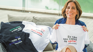 A estrela mostra as quatro estampas diferentes de camisetas, lançadas por seu site Bemglô, com renda para a ONG Amparando JG. - Cadu Pilotto
