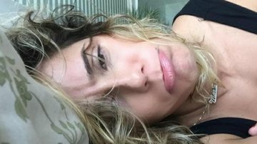 Deborah Secco surge abatida na cama com forte gripe - Instagram/Reprodução