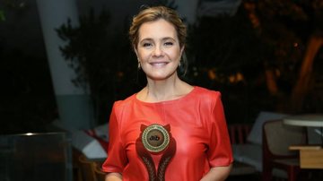 Adriana Esteves recebe o Troféu AIB de Melhor Atriz - Roberto Filho / Brazil News