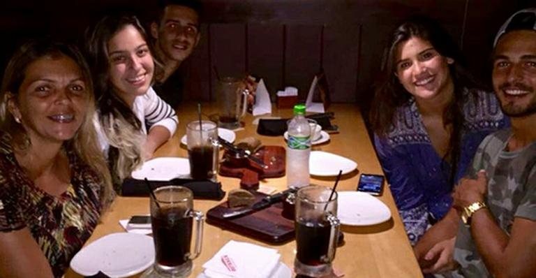 Giulia Costa em jantar com a família de Brenno Leone - Instagram/Reprodução
