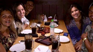Giulia Costa em jantar com a família de Brenno Leone - Instagram/Reprodução