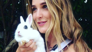 Rafa Brittes posta foto abraçada com um minicoelho - Reprodução Instagram