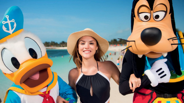 A atriz entre Pato Donald e Pateta em Castaway Cay, ilha privativa da Disney. - Divulgação