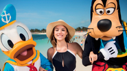 A atriz entre Pato Donald e Pateta em Castaway Cay, ilha privativa da Disney. - Divulgação