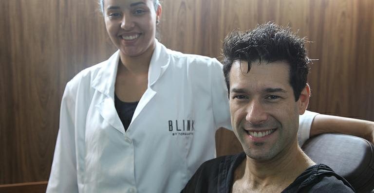 Daniel Del Sarto cuida das sobrancelhas em dia no salão de beleza - Divulgação