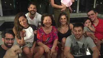 Duda Nagle posa sorridente com família de Sabrina Sato - Instagram/Reprodução