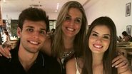 Camila Queiroz posa sorridente com o namorado, Lucas, e a sogra, Lisiane Cattani - Instagram/Reprodução