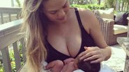Chrissy Teigen, mulher de John Legend, com a filha - Instagram/Reprodução
