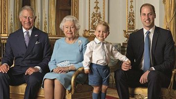 Rainha Elizabeth II posou com o filho, o neto e o bisneto - Reprodução/ Ranald Mackenzie