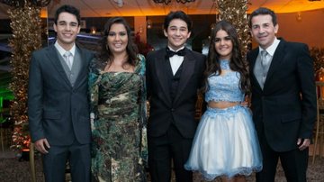 A atriz entre o irmão, Mateus, a mãe, Erika, o namorado, Rafael, e o pai, Fernando - FABRIZIA GRANATIERI