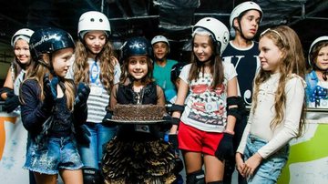 Myrella Victória comemora seu aniversário de 10 anos ao lado dos amigos em uma pista de patinação - Bia Paiva