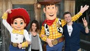 No Magic Kingdom, a dupla se diverte entre os simpáticos Jessie e Woody, personagens do Toy Store. - WALT DISNEY WORLD