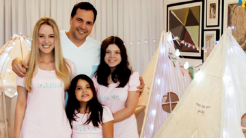 Daniel Boaventura ao lado da namorada, a cantora e atriz Maria Netto, e das filhas, Isabela e Joana - MARCOS RIBAS/BRAZIL NEWS