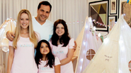 Daniel Boaventura ao lado da namorada, a cantora e atriz Maria Netto, e das filhas, Isabela e Joana - MARCOS RIBAS/BRAZIL NEWS