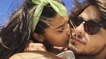 Giulia Costa posa dando beijo no namorado, Brenno Leone - Instagram/Reprodução