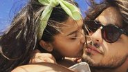 Giulia Costa posa dando beijo no namorado, Brenno Leone - Instagram/Reprodução