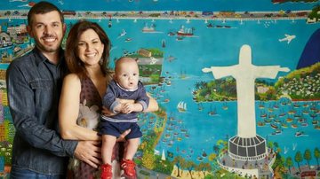 Em visita ao museu de Arte Naïf, Rio, a atriz e Arthur mimam o filho. - CADU PILOTTO