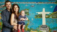 Em visita ao museu de Arte Naïf, Rio, a atriz e Arthur mimam o filho. - CADU PILOTTO