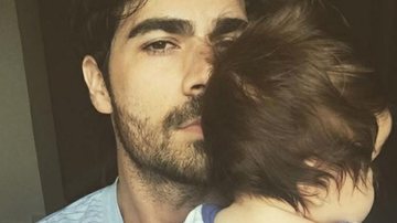 Rodrigão dá colo para o filho, Rodriguinho - Instagram/Reprodução