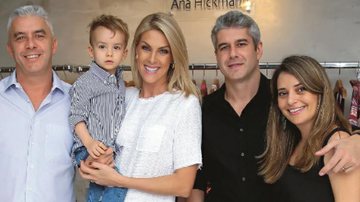 Ana Hickmann posa com a família reunida - Manuela Scarpa/BrazilNews