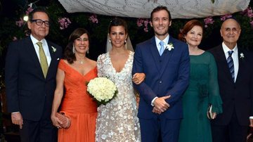 Noivos entre os pais de Nicole, Nestor e Alice,
e de Ricardo, Ester e Mario Manela - CRISTINA GRANATO
