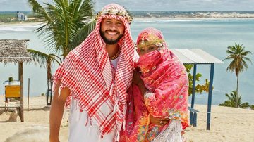 Após passeio de dromedário, casal brinca de se cobrir no estilo árabe. - ALEX COSTA