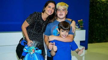 Luciana Cardoso com os filhos João Guilherme e Rodrigo - MANUELA SCARPA/BRAZIL NEWS