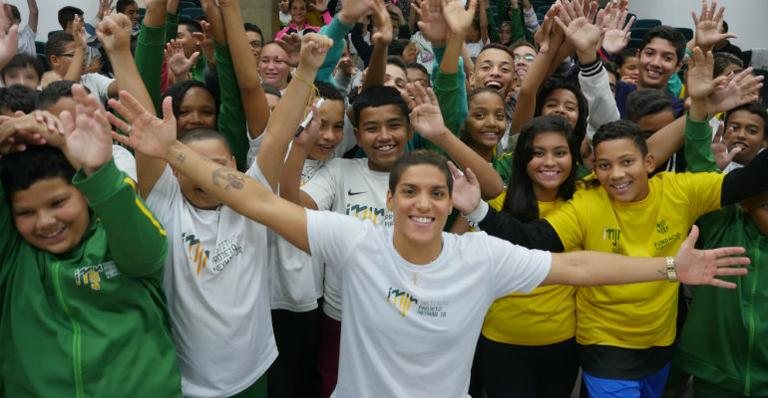 Ana Marcela com crianças do Instituto Neymar Jr - Helena Passarelli