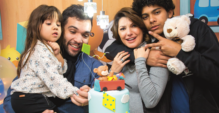 Alegria de Jonathan e Antonia com Maitê e Samuel, filhos de relacionamentos anteriores, no bolo - CADU PILOTTO