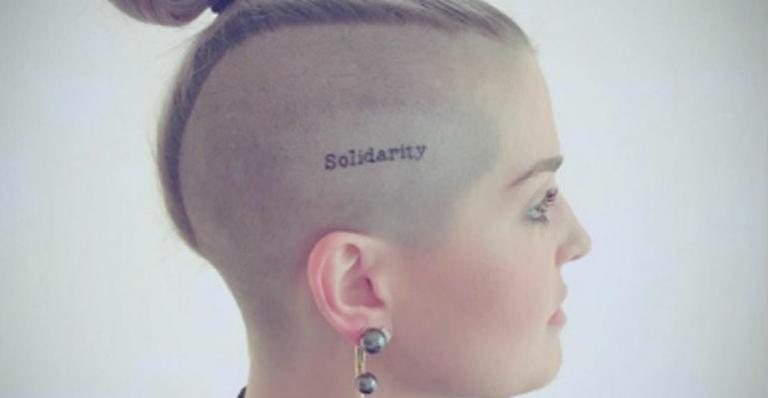 Kelly Osbourne faz tatuagem com a palavra 'Solidariedade' em homenagem ás vítimas de Orlando - Reprodução/Instagram