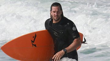 Vladimir Brichta mostra habilidade no surfe - Dilson Silva/AgNews