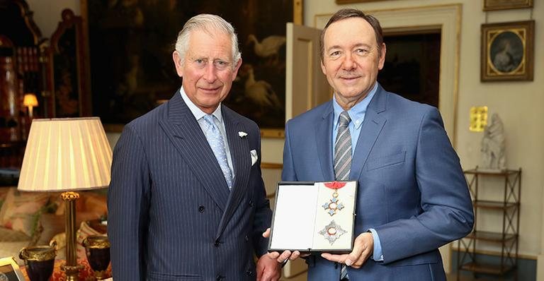 Kevin Spacey recebe honraria das mãos de Príncipe Charles - Getty Images