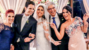 Rafael e Monique cercados pelos pais do noivo, Sandra e Ronaldo, e por Aline, que foi madrinha - RODRIGO SANTIAGO