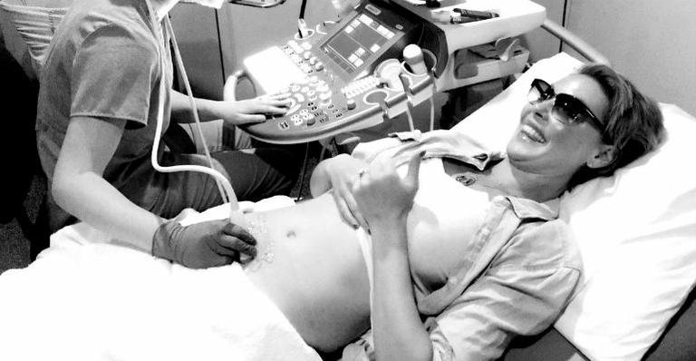 Katherine Heigl mostra a ultrassom de seu primeiro filho - Reprodução
