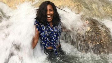 Gloria visita a cachoeira Dunn´s River Falls. - TV GLOBO