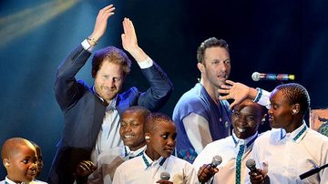 Príncipe Harry canta com Coldplay em evento em combate à AIDS - Getty Images