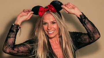 Adriane Galisteu posa fantasiada de Minnie antes de embarcar para a Disney - Manuela Scarpa/Brazil News