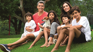 Em casa, Marcio, Andréa e os filhos João, Nina, Felipe e Pedro e os cães Chico e Mel - FABRIZIA GRNATIERI
