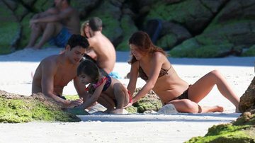Com a nova namorada e a filha, Cauã Reymond aproveita dia de praia no Rio - Dilson Silva/AgNews
